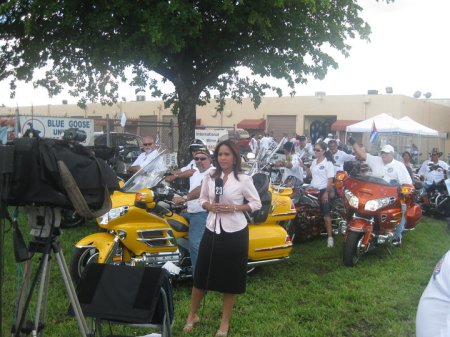 Miembros del Club Liberty Motorcycle Association, en su sede, durante la entrevista que le hiciera la Cadena Televisiva UNIVISIÓN.