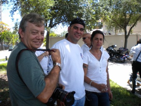 Roberto Koltun, fotógrafo de El Nuevo Herald, haciendo su laborioso trabajo, junto a miembros de Moto Liberty Association, foto de Josán Caballero.