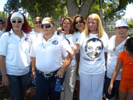 Ana Lourdes Cuesta, de Exilio Unido Ya, con otras féminas miembros de Moto Liberty Association