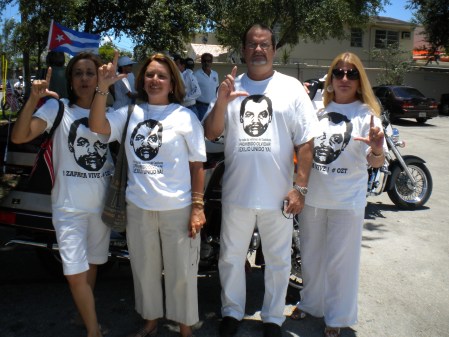 Cuatro miembros de Exilio Unido Ya, presentes en la Caravana. Ellos son Idalina Blanco Goicolea, Mercedes Perdigón, Carlos Goicolea y Ana Lourdes Cuesta.