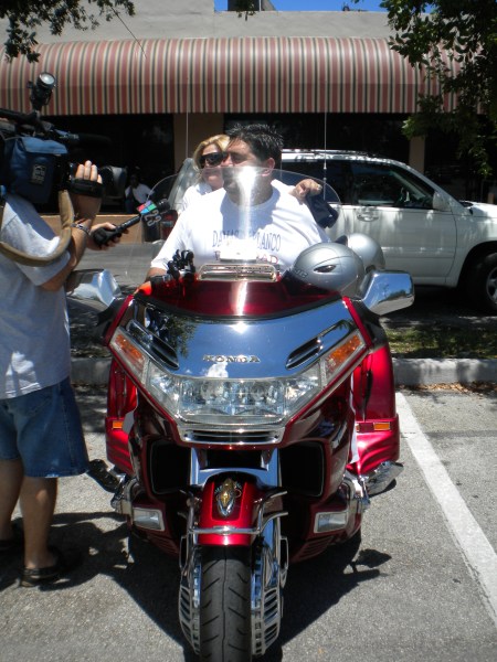 El periodista Nelson Rubio también se une a esta Caravana por la Libertad de Cuba en Miami.