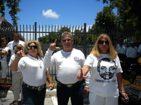 Miguel Ángel González, organizador de la Caravana, por el Club Moto Liberty Association, y Ana Lourdes Cuesta, por la Plataforma Exilio Unido Ya.