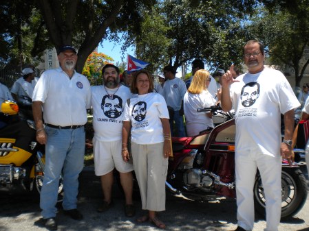 René John Sardiña Jr., Presidente del Club Moto Liberty Association, con otros miembros del Exilio Unido Ya, entre los que se encuentran Josán Caballero, Mercedes Perdigón y Carlos Goicolea. Al fondo, Ana Lourdes Cuesta, mientras ultima detalles de la actividad y ofrece sus palabras a la prensa presente.