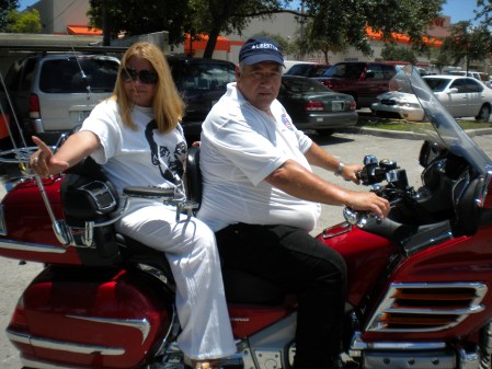 Ana Lourdes Cuesta, como copiloto de una de las Motocicletas de la Caravana, iniciativa de Moto Liberty Association, apoyada por Exilio Unido Ya, en Miami.