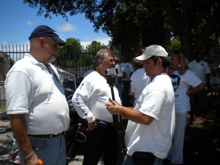 Nuestro colega Alexis Nazario, de Los Intransigentes del Exilio, entrevistando a Miguel Ángel González y René John Sardiña, dierctivo y Presidente del Club Moto Liberty Association, antes de salir a la Caravana