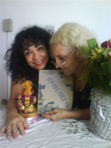 La actriz María Eugenia García Gonce, celebrando, con su madre, la actriz Selene Gonce Rosell, junto a mi libro ROMPECABEZAS...