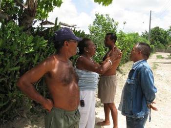 Reina Luisa Tamayo Danger discute con un oficial de la Seguridad del Estado, vestido de civil (Foto del 27 de junio de 2010)