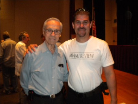 Juan Carlos Leon, con el Presidente del Pen Club de Escritores Cubanos en el Exilio, Angel Cuadra. Foto Josan Caballero.