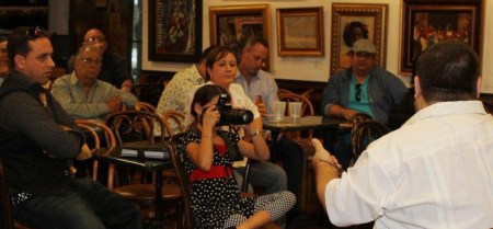 Los participantes en el Primer Concurso Vocacional de Artistas y Comunicadores Hispanos, en la jornada inicial, el viernes 29 de abril, en el Centro de Arte Cuba Ocho