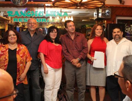 Algunos ganadores del Concurso Vocacional de Artistas y Comunicadores Hispanos, en el Brindis de Premiados, que se ofreciera en el Restaurant Rancho Luna, de Miami, por parte de COMUNICASIBER.