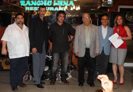 Ganadores y organizadores del Brindis de Premiados, de COMUNICASIBER, en el Restaurant Rancho Luna, de Miami, el sabado 30 de abril.