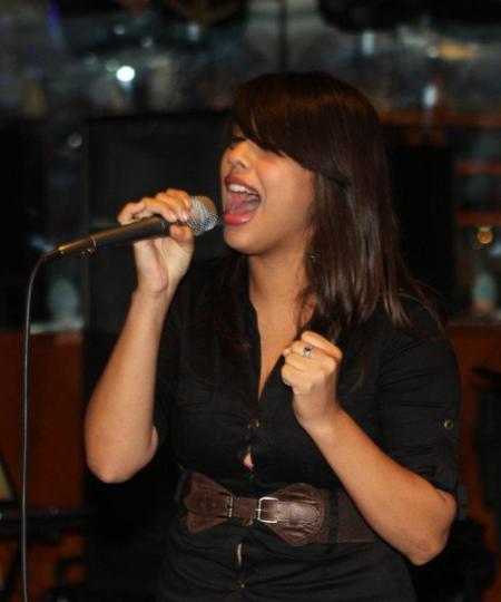 La joven cantante Jackie Rugel deleito a los asistentes al Brindis de Premiados, en el Restaurant Rancho Luna, de Miami.
