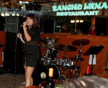 La joven latina Jackie Rugel despunta como cantante por la puerta ancha. Foto Estrella Duran.