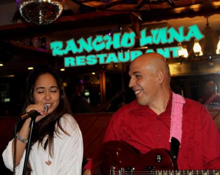La Banda Living Flowers y la cantante mexicana Adrianna Foster amenizaron el Brindis de Premiados, de COMUNICASIBER, en el Restaurant Rancho Luna, de Miami, el sabado 30 de abril.