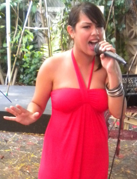 Jackie Rugel en una nueva etapa de interpretacion y composicion, en el marco del Primer Concurso Vocacional de Artistas y Comunicadores Hispanos. Foto Josan Caballero.