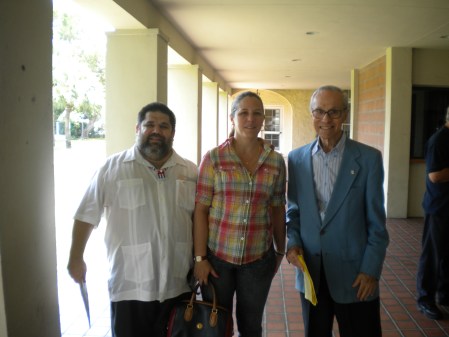 Amelia Doval y Josan Caballero, junto al poeta Angel Cuadra, cuando fueron presentados como nuevos miembros del PEN CLUB DE ESCRITORES CUBANOS EN EL EXILIO, en las afueras del Auditorium del Koubek Center. Foto Josan Caballero.