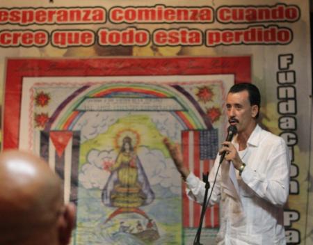 Alejandro Fuerte Garcia, uno de los participantes en el Concurso Vocacional de COMUNICASIBER, con su Manto del Dolor Cubano, a nombre de la Fundacion Patricia y Nanito's Hope.