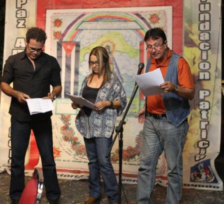 La lectura dramatizada del sketch globalizado "El negrito, la multa y el gallego cabalgan de nuevo", de Baltasar Santiago Martin, fue uno de los momentos mas significativos de la primera jornada, en la Galeria de Arte de Ivan Galindo y Mario Chuy.