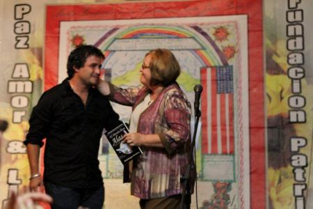 El poeta Yoandy Castaneda, recibiendo un saludo de la editora Josefina Ezpeleta, de la Editorial Voces de Hoy, invitada al evento, y tambien concursante en cuento y poesia.