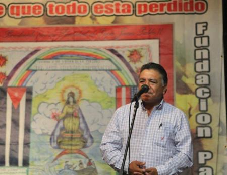 El director de RECORRIENDO AMERICA NEWS, e hijo del longevo poeta Florencio Pacheco Alvarado, quien recibio el acrostico escrito para su padre, de manos del poeta y periodista Josan Caballero, vicepresidente ejecutivo de COMUNICASIBER.