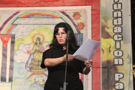 La Dra. Maribel Mera, una de las ganadoras en Periodismo Libre, leyendo su articulo, el viernes 29 de abril, en la Galeria de Arte de Ivan Galindo y Mario Chuy.