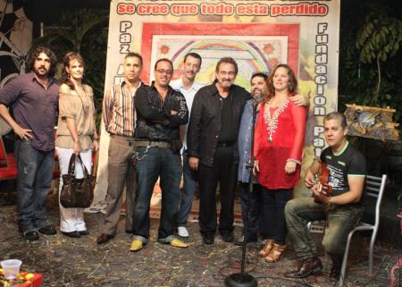 Concursantes y patrocinantes en el Primer Concurso de COMUNICASIBER, el viernes 29 de abril, en la Galeria de Arte de Ivan Galindo y Mario Chuy.