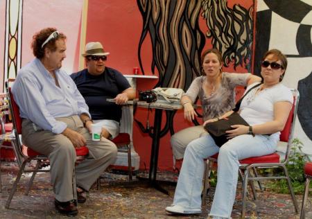 Algunos ganadores en el genero de pintura, del Primer Concurso Vocacional de Artistas y Comunicadores Hispanos, de COMUNICASIBER, entre los que se encuentran Lissandra Neiley Molina y Lazaro Chavez, junto a Mario Chuy, directivo de la Galeria Art Estudio, y Amelia Doval, presidenta de COMUNICASIBER.