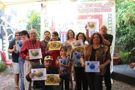 Ganadores del Concurso Vocacional de Artistas y Comunicadores Hispanos, entre los qaue se encuentran Estrella Duran y su nieta Samira Rojas, quienes obtuvieron sendos premios en el genero de fotografia, entregados en la Galeria de Arte de Ivan Galindo y Mario Chuy.