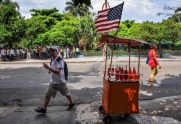 carrito-vendedor-ambulante-luce-una-bandera-eeuu-ayer-habana-coincidiendo-con-anuncio-proxima-reapertura-las-embajadas-1435786981686