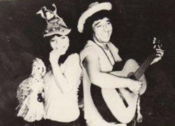 María Eugenia García, con el trovactor Augusto Blanca, en la obra LA FLOR DE CUBA, con testimonios de su madre Selene Gonce, escrita y dirigida para su Grupo TEATROVA, por su hermano David García Gonce.