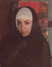 María Eugenia García, en uno de sus grandes personajes, como LA MONJA, en LA COMPAÑERA, monólogo escrito y dirigido por Adolfo Gutkin, con el que obtuvo el Premio de Actuación Femenina, en el Festival de Teatro Nuevo, en