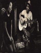 María Eugenia García y el trovador Augusto Blanca, en la obra PAPOBO, de David García Gonce, por el GRUPO TEATROVA, dirigido por Adolfo Gutkin, en su primera etapa, en Santiago de Cuba