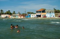 Personas disfrutando del agua en la población de Boca del Río, la ciudad más grande de la Peninsula de Macanao. 2005. (Ramón Lepage / Orinoquiaphoto) People enjoying the water in the town Boca del Río, the biggest city of the Peninsula de Macanao. 2005. (Ramon Lepage / Orinoquiaphoto)