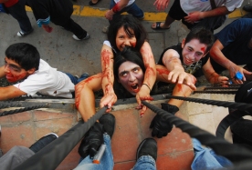 Jóvenes vestidos como un zombie en un desfile anual en Xalapa, en el estado de México, de Veracruz .Cientos de personas participaron en la Zombie Walk. FOTO LPG/ REUTERS