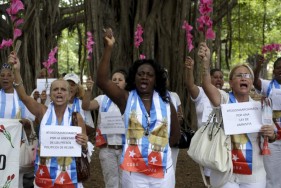 La policía cubana detuvo a unas 50 personas cuando un grupo disidente predominantemente católico romano lideró una marcha el domingo en La Habana, menos de una semana antes de una visita del Papa Francisco al país gobernado por el Partido Comunista. En la foto, el grupo opositor Las Damas en Blanco en Habana el 13 de septiembre de 2015. REUTERS/Enrique de la Osa