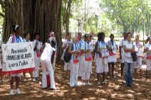 Foto-1.-Meibol-Sanchez-Mujica-madre-de-Emmanuel-Abreu-Sánchez-le-habla-a-las-Damas-de-Blanco