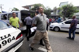 Cuban dissident Jose Daniel Ferrer, is detained by Cuban security personnel after a march protest of The Ladies in White group, in Havana September 13, 2015. Cuban authorities detained about 50 dissidents in Havana on Sunday when they attempted to march down a street in the capital a week ahead of Pope Francis' visit to the Communist-run country. Most of those arrested were members of the human rights group Ladies in White who for years, dressed in white and carrying pink gladiolas, have staged a weekly march along 5th avenue in the upscale district of Miramar after attending Mass, then rallied in a nearby park to denounce government repression. The organization is one of the few dissident groups in Cuba which has opposed the reestablishment of relations with the United States and is critical of the Roman Catholic Church's role in detent and support for cautious reforms undertaken by Cuban President Raul Castro. REUTERS/Enrique de la Osa - RTSWNE