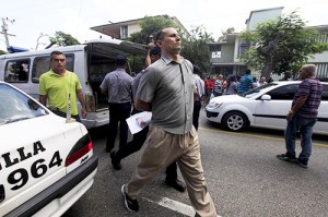 Cuban dissident Jose Daniel Ferrer, is detained by Cuban security personnel after a march protest of The Ladies in White group, in Havana September 13, 2015. Cuban authorities detained about 50 dissidents in Havana on Sunday when they attempted to march down a street in the capital a week ahead of Pope Francis' visit to the Communist-run country. Most of those arrested were members of the human rights group Ladies in White who for years, dressed in white and carrying pink gladiolas, have staged a weekly march along 5th avenue in the upscale district of Miramar after attending Mass, then rallied in a nearby park to denounce government repression. The organization is one of the few dissident groups in Cuba which has opposed the reestablishment of relations with the United States and is critical of the Roman Catholic Church's role in detent and support for cautious reforms undertaken by Cuban President Raul Castro. REUTERS/Enrique de la Osa - RTSWNE