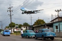Air Force One carrying President Barack Obama and his family flies over a neighborhood of Havana as it approaches the runway to land at Havana's international airport, March 20, 2016. REUTERS/Stringer