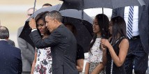 MHR12. Havana (Cuba), 20/03/2016.- US President Barack Obama (2-L), First Lady Michelle Obama (L) with their daughters Malia (2-R) and Sasha (R) arrive at the Jose Marti International Airport in Havana, Cuba, 20 March 2016. US President Barack Obama arrived for an official visit to Cuba from 20 to 22 March 2016, the first US president to visit since Calvin Coolidge 88 years ago. (La Habana, Estados Unidos) EFE/EPA/MICHAEL REYNOLDS